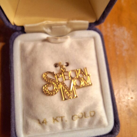 14K Gold Vintage Special Mom Pendent / Charm - Picture 2 of 2
